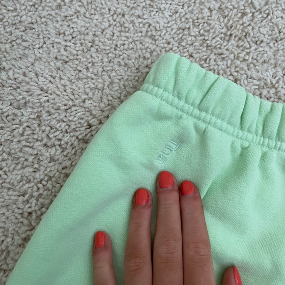 TNA cozy fleece perfect hi rise 3” sweat short - Picture 5 of 5